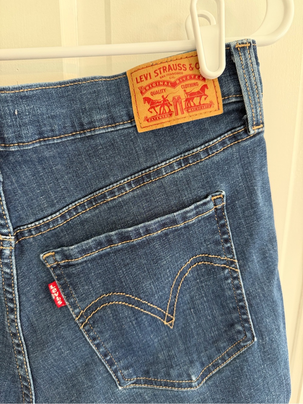 Levi’s Mid Length Distressed Cuffed Denim Shorts Women’s Size 30 - Picture 5 of 6